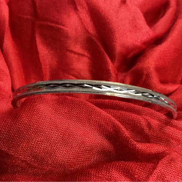 Vintage Crown Trifari Silver Etched Bangle Bracelet - Picture 4 of 5